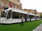 Tranvía expuesto en León como modelo del que se instalará en la ciudad con el nuevo Plan de Movilidad Urbano Sostenible.