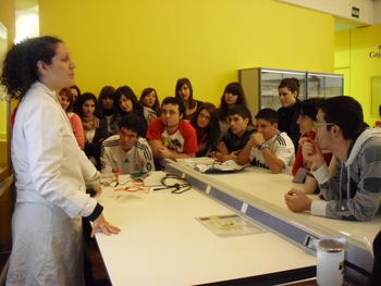 Una docente imparte un taller sobre biotecnología.