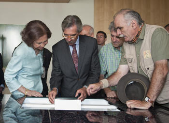 La reina junto a Javier Vicente, director del Sistema Atapuerca, y el codirector de los yacimientos, Eudald Carbonell.