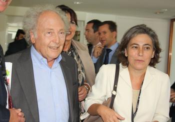 Eduard Punset, junto a Cristina Pita, vicerrectora de la Universidad de Salamanca, a su llegada al Palacio de Congresos de Salamanca.