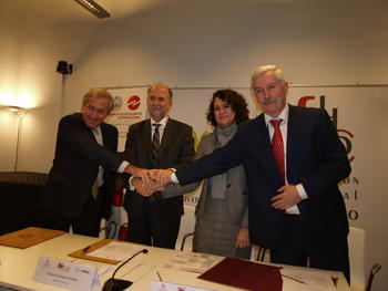 De izquierda  a derecha, Berdugo, Angoso, Serrano y Fernández, tras firmar el acuerdo.