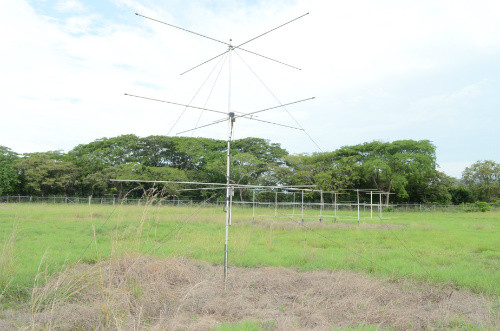 Cuando se termine de construir, el perfilador de vientos constará de más de 150 antenas. FOTO: UCR