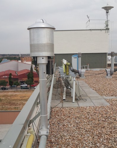 Cámara de cielo instalada en la terraza de la Facultad de Ciencias de Valladolid, donde también se encuentran distintos fotómetros solares/lunares. R.Román