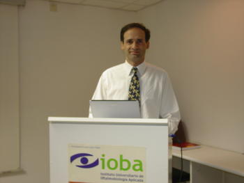 El investigador Fabio Ariel Guarnieri antes de impartir un seminario de investigación sobre biomecánica corneal