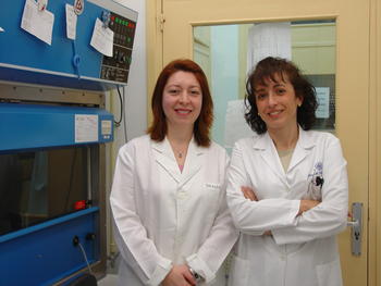 Margarita Calonge y Yolanda Diebold en el laboratorio del IOBA