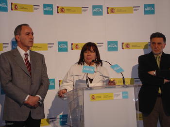 Antonio Gato, Cristina Narbona y Miguel Alejo, en la exposición de la Confederación Hidrográfica del Duero.