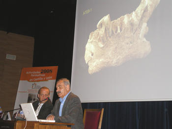 El codirector del yacimiento de Atapuerca, José María Bermúdez, durante las jornadas celebradas hoy en Valladolid.