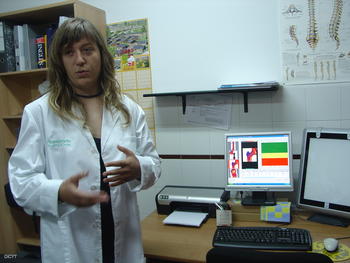 La encargada de la sala de Densitometría del Cidif explica su funcionamiento.