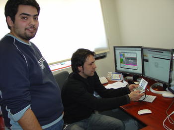 Ricardo Hernández Prieto, a la izquierda, con el tutor del proyecto, Roberto Therón.