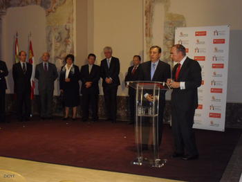 Juan José Mateos, consejero de Educación, y José Antonio Villasante, director de la División Global Santander Universidades, presentan el convenio.