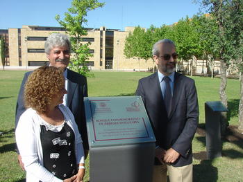 La vicerrectora de Innovación, Pastora Vega, el director de la Oficina Verde, José Sánchez, y el rector Daniel Sánchez Ruipérez posan junto a la placa conmemorativa de la inauguración del Bosque Conmemorativo.