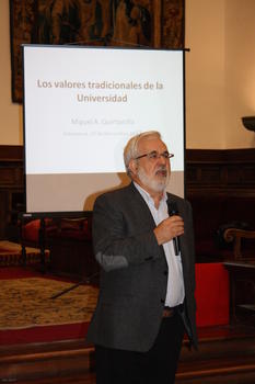 Miguel Ángel Quintanilla ofrece una conferencia.