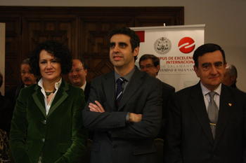 De izquierda a derecha, la vicerrectora de Investigación de la USAL, María Ángeles Serrano; Manel Esteller; y el general Juan Manuel Montero Vázquez.