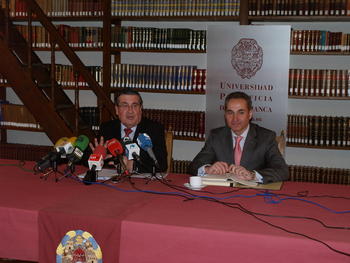 El rector de la UPSA, Ángel Galindo, a la izquierda, junto a Ángel Losada, Oficina de Transferencia del Conocimiento, Comunicación Institucional y Relaciones Internacionales (OTC-CIRI).