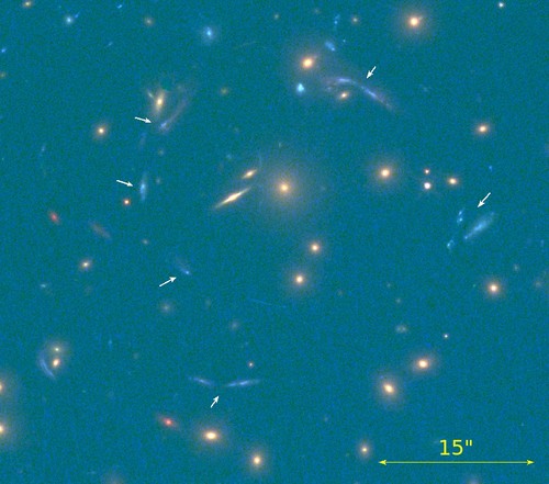 Las múltiples imágenes de la galaxia descubierta están señaladas por flechas blancas. Imagen: IAC.