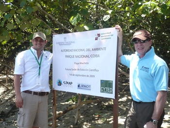 Javier Arias, director de la Autoridad Nacional del Ambiente, y Rubén Berrocal, secretario Nacional de Ciencia, Tecnología e Innovación de Panamá, en el Parque Nacional Coiba. (Foto: SENACYT)