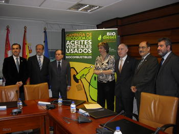Representantes de la Junta de Castilla y León y de los ayuntamientos tras suscribir el acuerdo para la recogida de aceite usado.