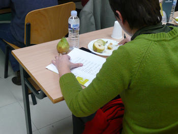 Un mujer cata una pera (FOTO: UEMC).