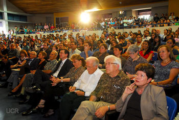 El auditorio de la Ciudad de la Investigación, con capacidad para 300 personas se colmó de público, por lo que se habilitaron varias aulas con pantallas para albergar al resto de asistentes a la conferencia.
