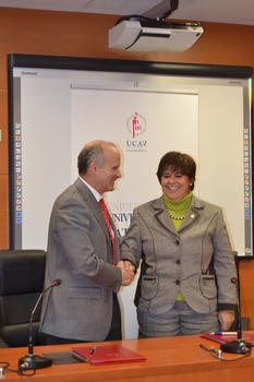 Mª del Rosario Sáez Yuguero, Rectora de la UCAV, y Antonio Guzmán Córdoba, Director General del Instituto de Prevención, Salud y Medio Ambiente de FUNDACIÓN MAPFRE, se saludan tras la firma del acuerdo (FOTO: UCAV).