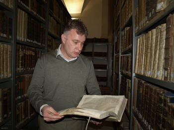 El responsable de la biblioteca de la UPSA, con un antiguo ejemplar.