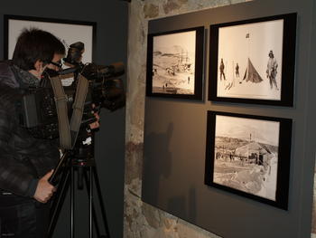 Un cámara graba imágenes de la exposición sobre la conquista de la Antártida.