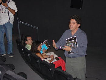 El director técnico del Planetario, Luis Fernández Sanjuán explicando el contenido del vídeo