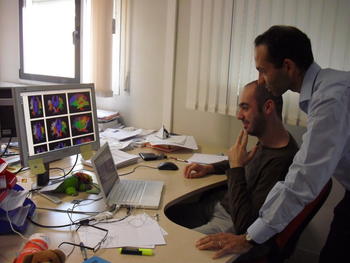 Marcos Martín y Antonio Tristán trabajan en el Laboratorio de Procesado de Imagen.
