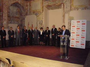 Juan José Mateos presenta el convenio suscrito con el Banco de Santander.