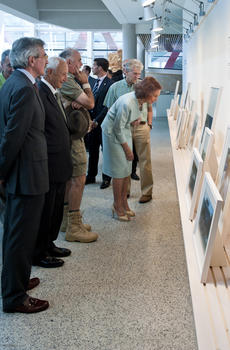 La reina contempla uno de los paneles expositivos del MEH.
