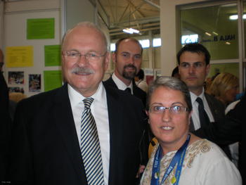 Ivan Gašparovič, presidente de la República Eslovaca, posa junto a una de las responsables del Inice.