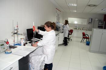  Dos investigadoras del Departamento de I+D+i de Grupo Matarromera trabajan en el laboratorio (FOTO: Matarromera).. 