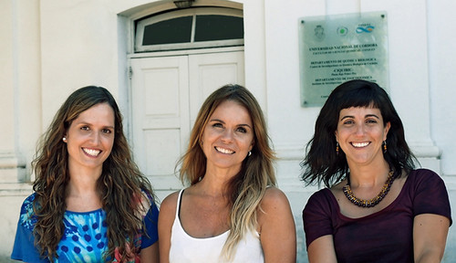 Las autoras del estudio, la doctora Andrea Smania (centro), y dos integrantes de su grupo, las doctoras Sofía Feliziani (izq.), y Adela María Luján, investigadoras del Centro de Investigaciones en Química Biológica de Córdoba.
