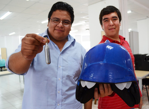 Dos investigadores muestran el casco para eliminar piojos/Agencia Informativa Conacyt