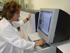 La investigadora Nieves Ibarrola analiza en el ordenador los datos obtenidos por la máquina MALDI-TOF