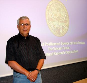 Dov Prusky, subdirector del Volcani Center (organización de investigación en agricultura de Israel).