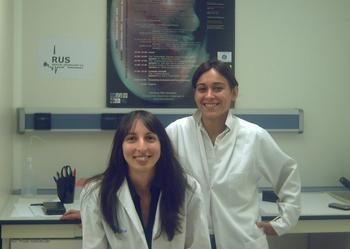 Teresa Pérez Prior (izquierda) y Estrella Fernández Rodríguez, técnicos de investigación de Rus Medical.
