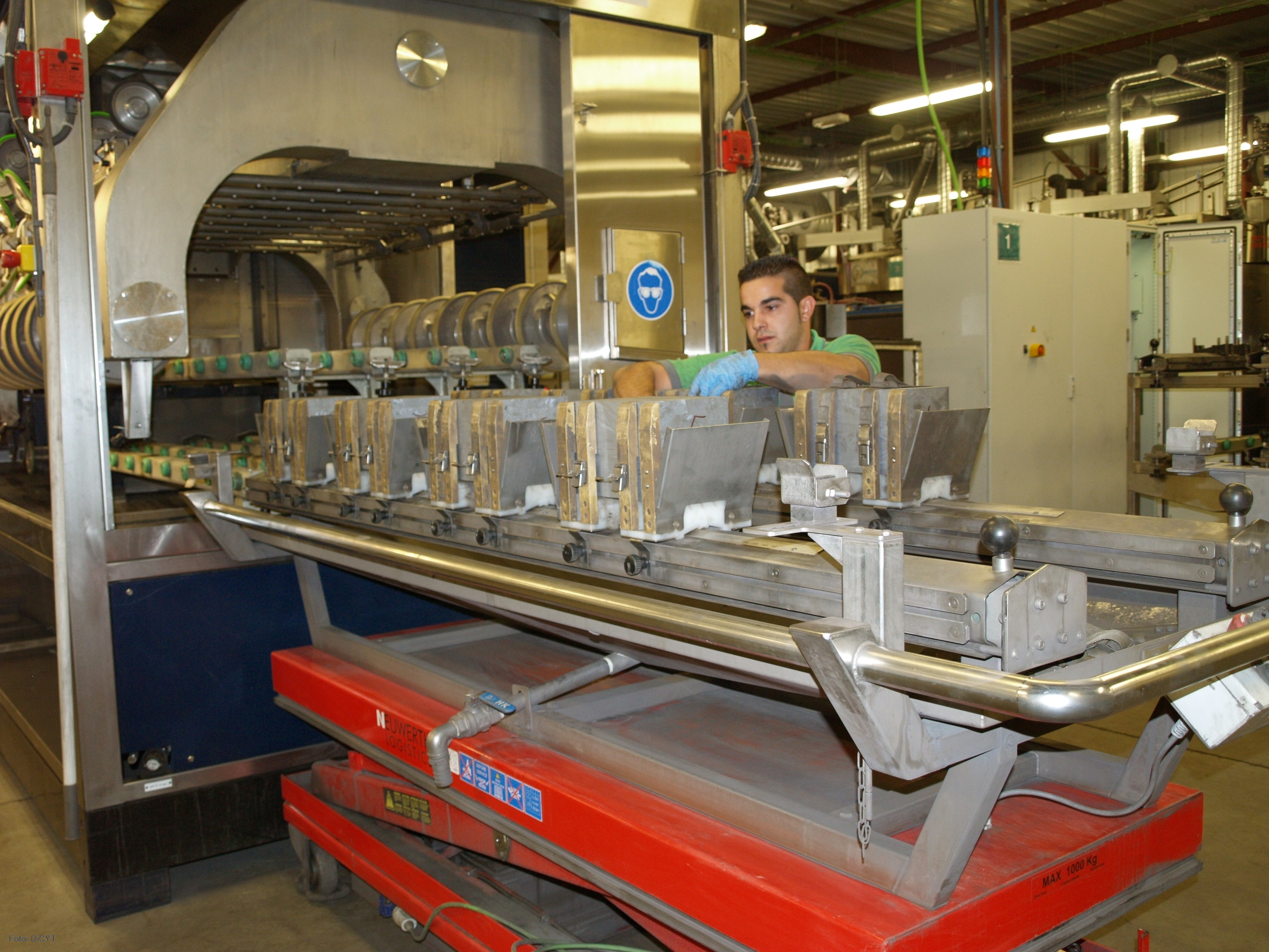 Un operario de la empresa DC Wafers trabaja en la planta de producción de Valdelafuente (León).