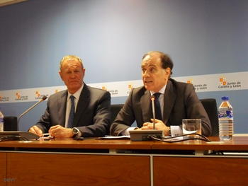 Tomás Villanueva, consejero de Economía y Empleo, y Jean Pierre Laurent, presidente de Renault España (a la izquierda).