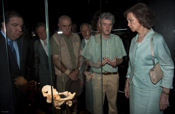 La Reina en la sala de los fósiles originales, con la pelvis Elvis.
