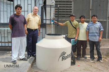 Rodrigo Oré, el profesor Américo Rozas, Jhon Chahua, Miguel Facundo y Yoni Larico nos muestran el tanque de lo que será el sistema de riego con energía solar.