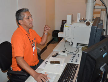 Rafael Loáiciga, coordinador del Laboratorio de Microscopía del CEMIC (FOTO: UCR).