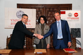 De izquierda a derecha, los representantes del IRNASA, Universidad de Salamanca y Saloro. Foto: USAL.
