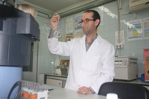 Jesús Marín, en su laboratorio del IRNASA.