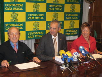 De izquierda a derecha, el doctor Miguel Diego, el vicerrector Fernando Pérez y la directora de la Politécnica, Margarita Morán