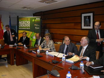 María Jesús Ruíz y Tomás Villanueva junto a los alcaldes que han firmado el convenio para la recogida de aceite usado.