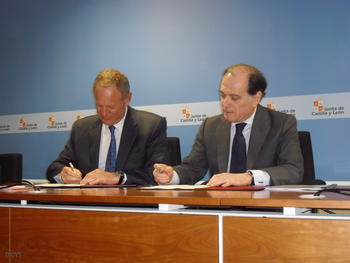 Tomás Villanueva, consejero de Economía y Empleo, y Jean Pierre Laurent, presidente de Renault España, suscriben el protocolo.