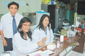 Marielena Baltasar y Melissa Esteban en laboratorio de la Facultad, junto al docente César Fuertes.