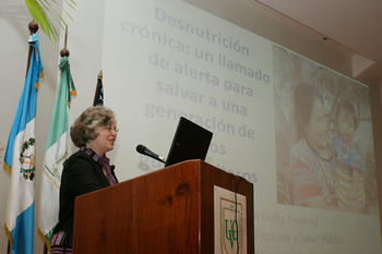 La conferencia fue dictada por la doctora Mellen Tanamly (FOTO: UVG).
