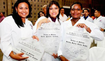 Primera promoción de gineco-obstetras en el Hospital Bertha Calderón.